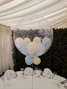 Blue and ivory gumball bubble balloons as wedding table centrepiece